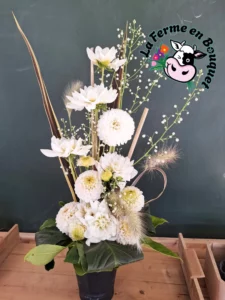 Composition florale verticale de dahlias blancs et graminées séchées, signée La Ferme en Bouquet à Languidic