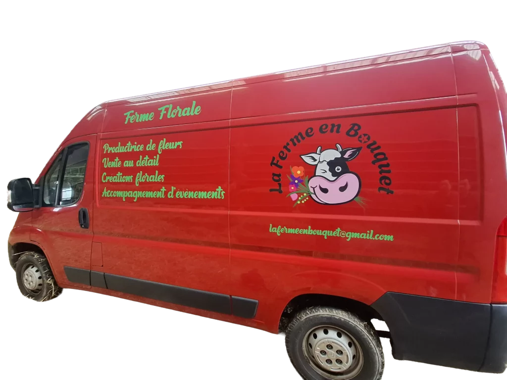 Camionnette rouge de la ferme florale stationnée dans la paille, listant les services de production, vente au détail et créations événementielles.